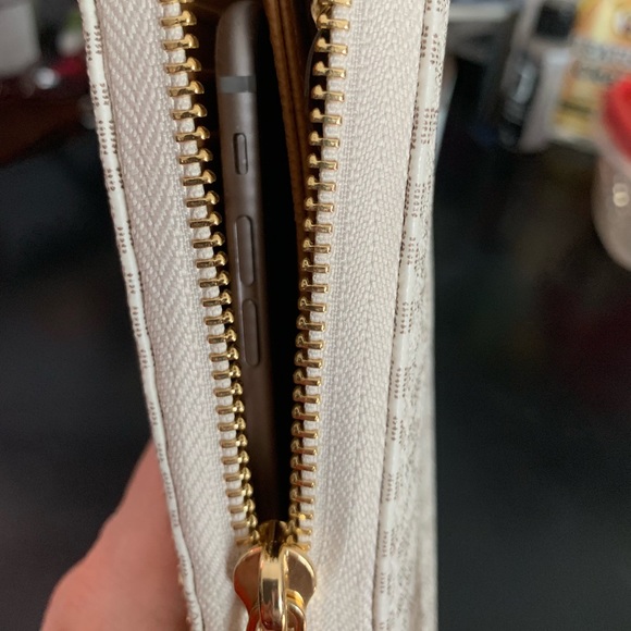 LAST ONE‼️Michael Kors NEW expandablewallet/clutch - Picture 8 of 9